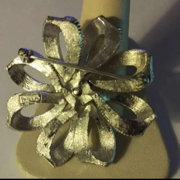 VINTAGE ESTATE SIGNED CROWN TRIFARI SILVER TONE 2" BROOCH - Picture 6 of 10